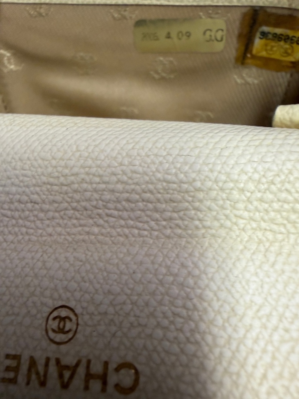 CHANEL Cream Leather Keyring Wallet with Gold CC Emblem - Picture 7 of 7